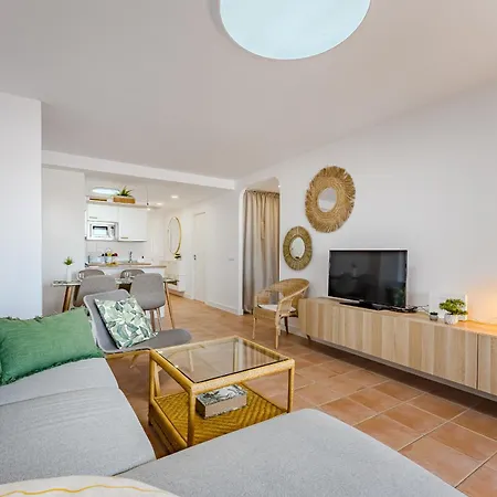Sea View Family Apartment Heated Pool דירה *