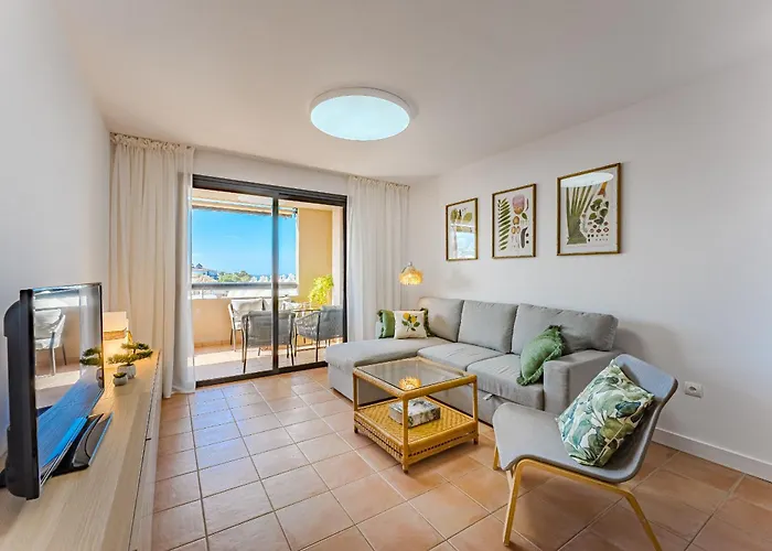 Апартаменти Sea View Family Heated Pool